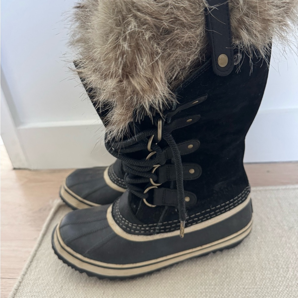 Women's Black and Tan Winter Boots